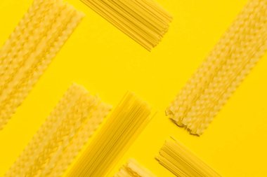 Sarı arka planda makarna çeşitleri