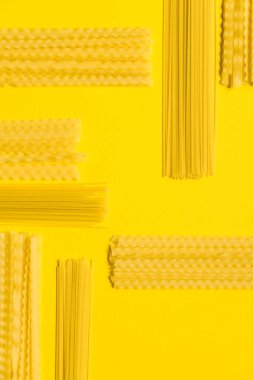 Sarı arka planda makarna çeşitleri