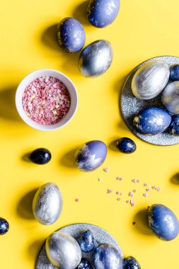 Paskalya yaklaşıyor. Küçük hazırlıklar. Bütün aileyle yumurta boyarız..