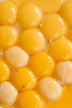 Tabakta taze yumurta sarısı.