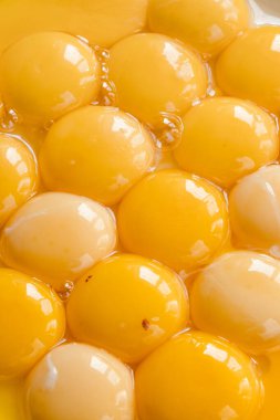 Tabakta taze yumurta sarısı.