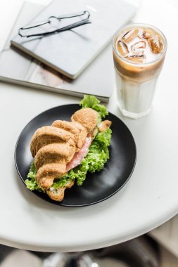 Harika manzaralı nefis Fransız kahvaltısı. Somon ve kahveyle kruvasan, daha iyi ne olabilir ki??