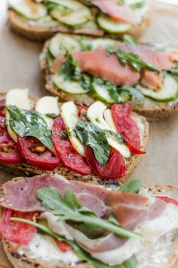 Kahvaltıda sebzeli bruschettalar ve pastırma, daha iyi ne olabilir ki??