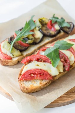 Kahvaltıda sebzeli bruschettalar ve pastırma, daha iyi ne olabilir ki??
