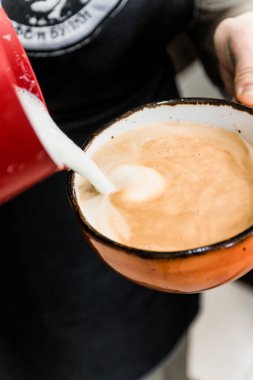 Kahve yapmak için büyüleyici bir yöntem. Kahveci bu konuda çok şey biliyor..