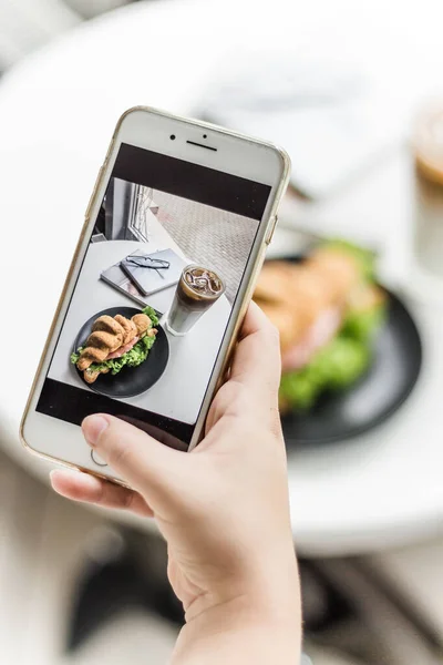 Before you eat your delicious breakfast, you need to take a photo on your Instagram. the world must know what you eat!