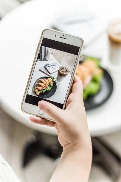 Before you eat your delicious breakfast, you need to take a photo on your Instagram. the world must know what you eat!