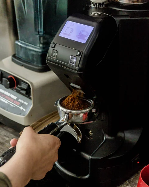 コーヒーを作る魅力的なプロセスです バリスタはこのことをよく知っています — ストック写真