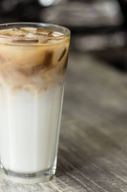 Kahve yapmak için büyüleyici bir yöntem. Kahveci bu konuda çok şey biliyor..