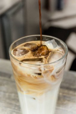 Kahve yapmak için büyüleyici bir yöntem. Kahveci bu konuda çok şey biliyor..