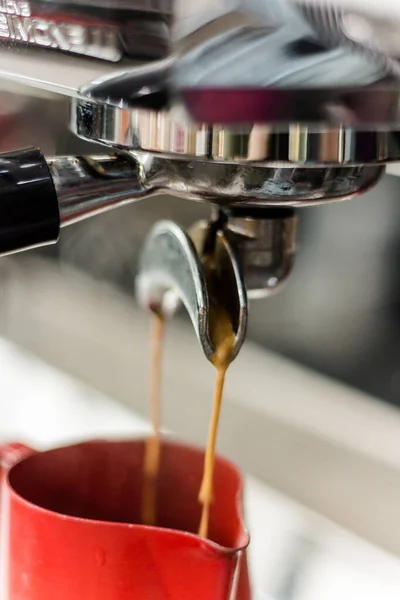 コーヒーを作る魅力的なプロセスです バリスタはこのことをよく知っています — ストック写真