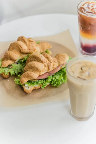 素晴らしい景色を望むおいしいフランスの朝食 サーモンとコーヒーのクロワッサン — ストック写真