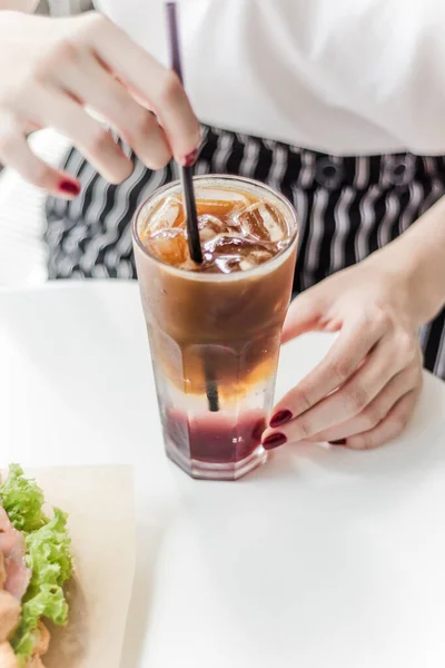 Ein Faszinierender Prozess Der Kaffeezubereitung Der Barista Weiß Viel Darüber — Stockfoto