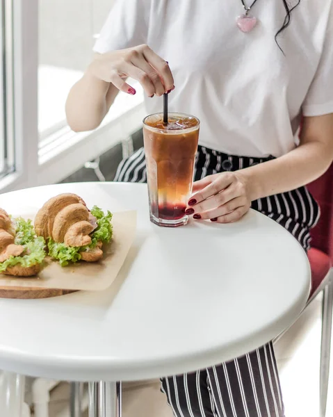 素晴らしい景色を望むおいしいフランスの朝食 サーモンとコーヒーのクロワッサン — ストック写真