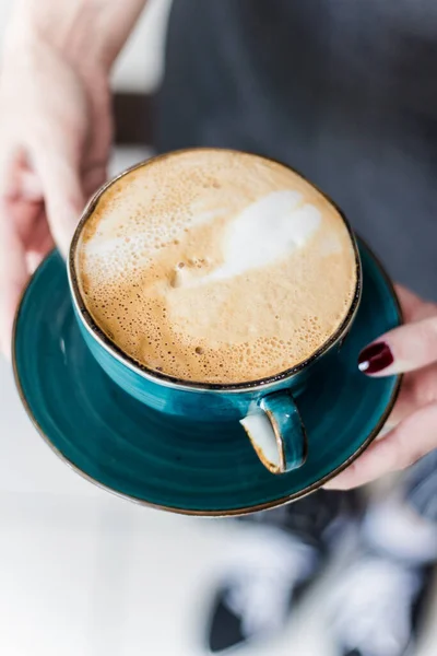Ein Faszinierender Prozess Der Kaffeezubereitung Der Barista Weiß Viel Darüber — Stockfoto