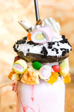 Büyük ve çok tatlı, çeşitli tatlılar..