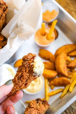 Lezzetli soslu gevrek, sulu atıştırmalıklar. Kanatlar, patatesler, patatesler, nugget