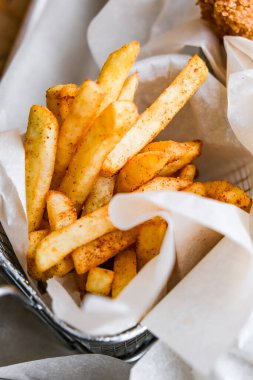 Lezzetli soslu gevrek, sulu atıştırmalıklar. Kanatlar, patatesler, patatesler, nugget