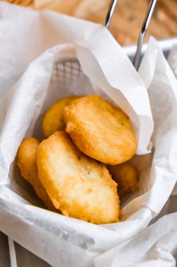 Lezzetli soslu gevrek, sulu atıştırmalıklar. Kanatlar, patatesler, patatesler, nugget