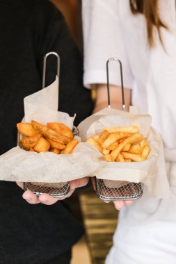 Lezzetli soslu gevrek, sulu atıştırmalıklar. Kanatlar, patatesler, patatesler, nugget