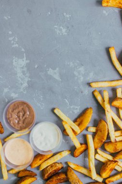 Lezzetli soslu gevrek, sulu atıştırmalıklar. Kanatlar, patatesler, patatesler, nugget