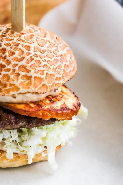 Potężne Hamburgery Soczystymi Kotletami Świeże Warzywa Chrupiące Bułki — Zdjęcie stockowe