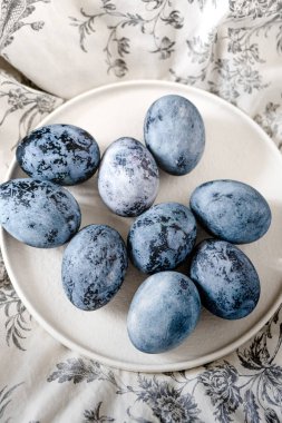 Paskalya için boyanmış yumurta. Hibiscus çayı boya olarak kullanıldı..