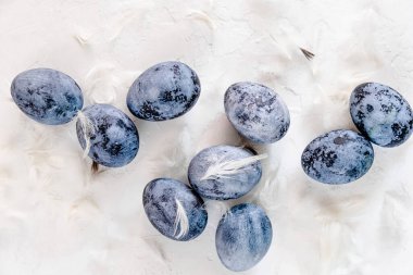 Paskalya için boyanmış yumurta. Hibiscus çayı boya olarak kullanıldı..