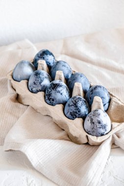 Paskalya için boyanmış yumurta. Hibiscus çayı boya olarak kullanıldı..