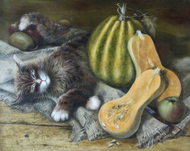 Balkabaklı bir sahne ve tahta zeminde sürünen sineği izleyen bir kedi..