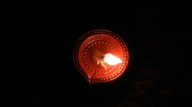 Diwali Deep, dipak, Hint Hindu festivali, karanlık alanda güzel bir ışık. Arka plan duvar kağıdı. Bokeh efektli..
