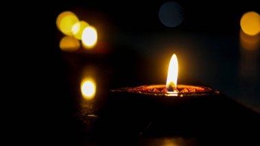 Diwali Deep, dipak, Hint Hindu festivali, karanlık alanda güzel bir ışık. Arka plan duvar kağıdı. Bokeh efektli..