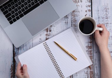  Yabancı bir dili bilgisayarda ya da çizimde ya da uzaklıktan öğrenerek ve izolasyon ya da karantina sırasında bir fincan kahveyle İnternet üzerinden çalışarak çalışmak