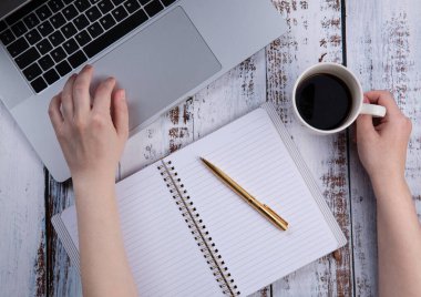  Yabancı bir dili bilgisayarda ya da çizimde ya da uzaklıktan öğrenerek ve izolasyon ya da karantina sırasında bir fincan kahveyle İnternet üzerinden çalışarak çalışmak