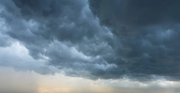 Dunkle Wolken Hintergrund — Stockfoto