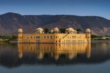 Mahal Jal, Jaipur, Rajasthan, Hindistan su sarayda.