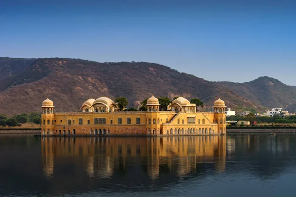 Jal Mahal, O palácio das águas em Jaipur, Rajasthan, Índia . — Fotografia de Stock
