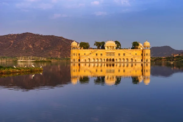 Jal Mahal, O palácio das águas em Jaipur, Rajasthan, Índia . — Fotografia de Stock