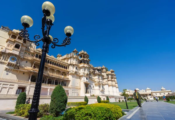 Palácio da cidade de Udaipur em dia ensolarado . — Fotografia de Stock