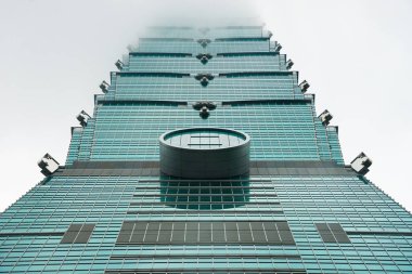 Yoğun siste Taipei 101 binası.
