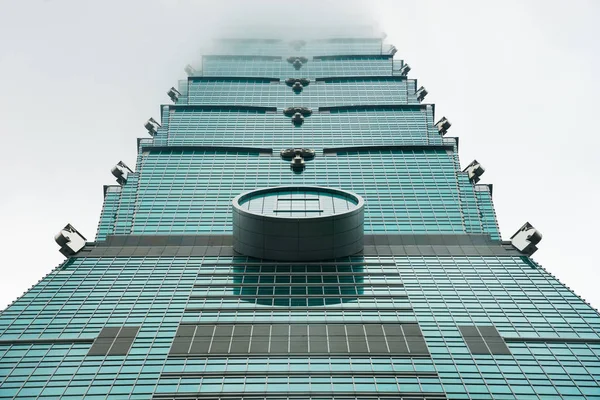 Taipei 101 building in heavy fog. — Stock Photo, Image