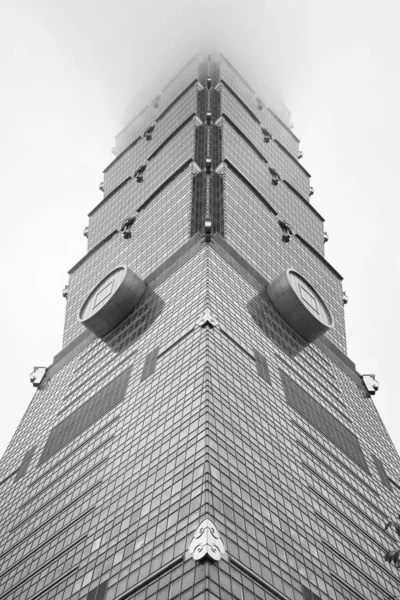Taipei 101 Gebäude im dichten Nebel. — Stockfoto