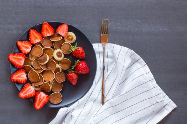 Tahta bir kasede çimento kaplı çilekli mini krep mısır gevreği. Üst Manzara. Boşluğu kopyala
