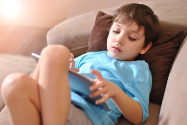 Çevrimiçi eğitim ve Coronavirus. Karantinaya alın. Tablet ve çocuk uzaktan çalışıyor. Salgın çocuklar evde meşgul.