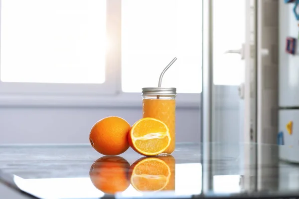 주방의 내부에 오렌지와 오렌지 주스와 백색광 테이블 비타민 — 스톡 사진