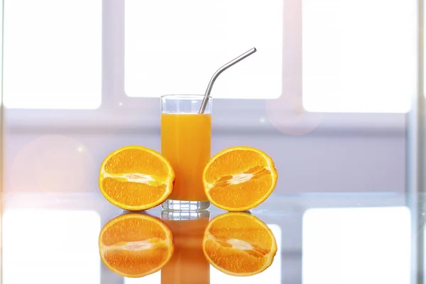 薄い白の背景にキッチンテーブルでフルーツオレンジとオレンジジュース — ストック写真