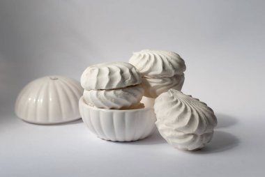 Güzel gölgeli kremalı şekerleme Zephyr. Beyaz ev yapımı zephyr veya lokum. Beyaz arka plan. Hafif kompozisyon. Tatlı tatlı tatlı. Tek Renkli