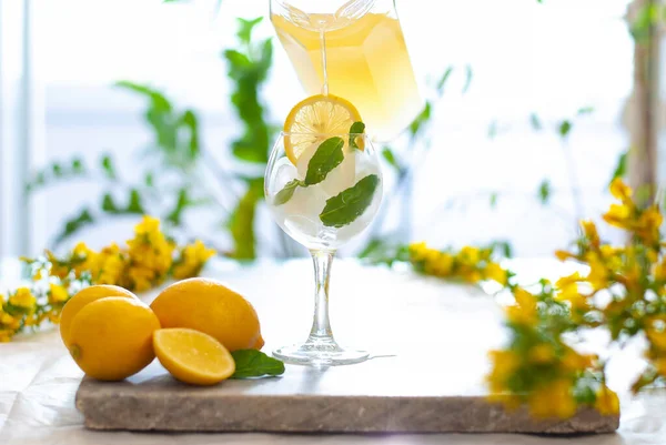 Verser Limonade Jaune Glacée Dans Des Verres Avec Une Tranche — Photo