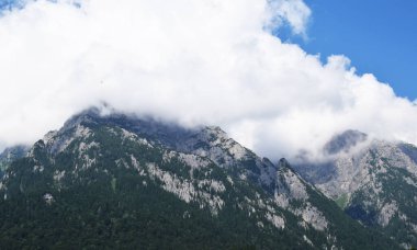 dağ zirveleri bulutlarla kaplıdır.