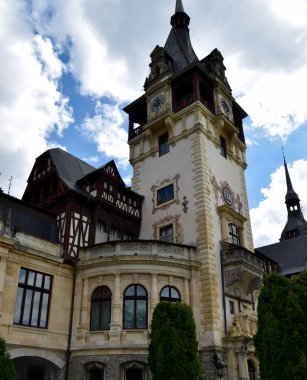 Peles Kalesi, Alman yeni Rönesans mimarisinin bir başyapıtıdır. Resimli Sinaia kasabasındaki Bucegi Dağları 'nın eteklerinde kurulmuş, Romanya krallarının yazlık konutu olarak inşa edilmiş, Kraliyet Ailesi' ne ve günümüzdeki evlere ait. 